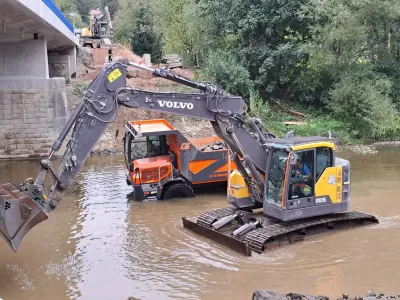 Demolice a výstavba nového mostu.webp